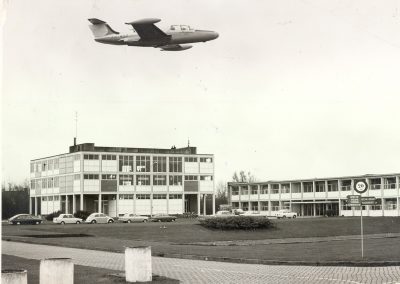 Gebouw B Met Overvliegend Lesvliegtuig